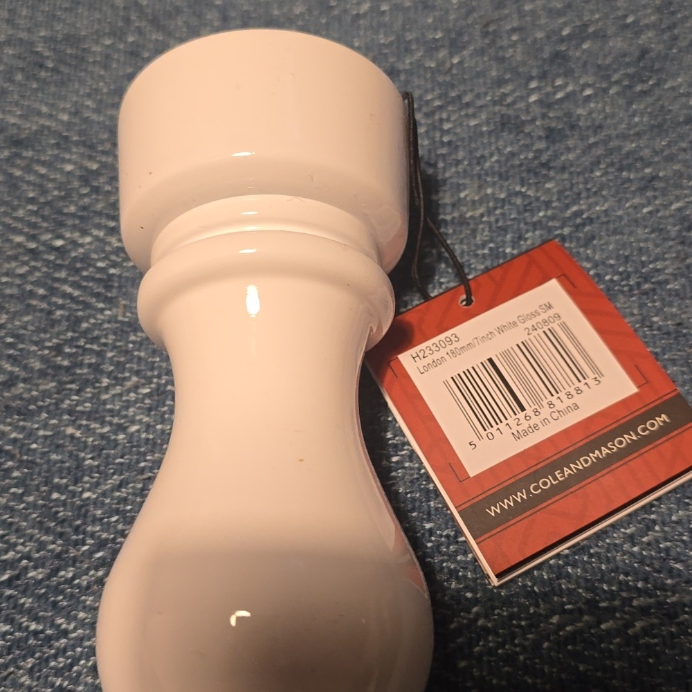 Cole & Mason London Salt Mill, 7",Color White, Retail $39.95 USD - Picture 6 of 7